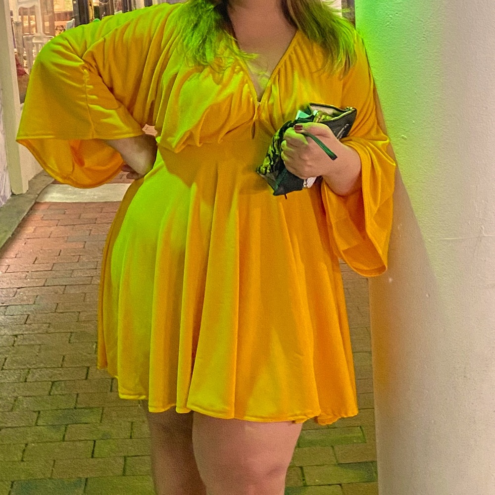 Beautiful sexy plus size yellow ⭐️ boohoo dress bell sleeve ❤️